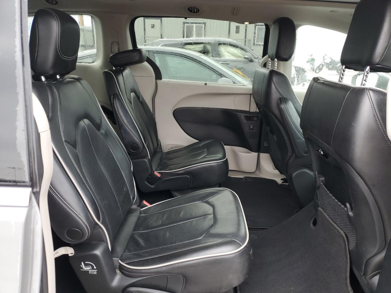 2022 Chrysler Pacifica - Image 11