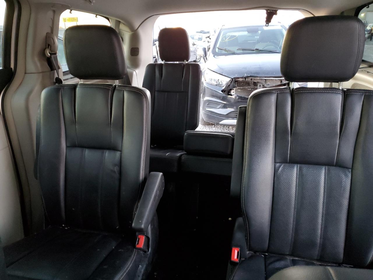 2013 Chrysler Town & Country - Image 10