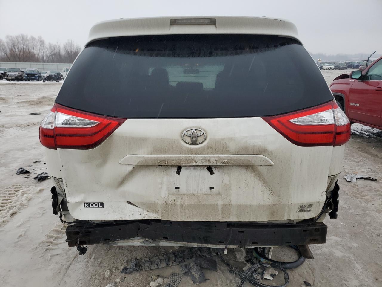 2017 Toyota Sienna - Image 6