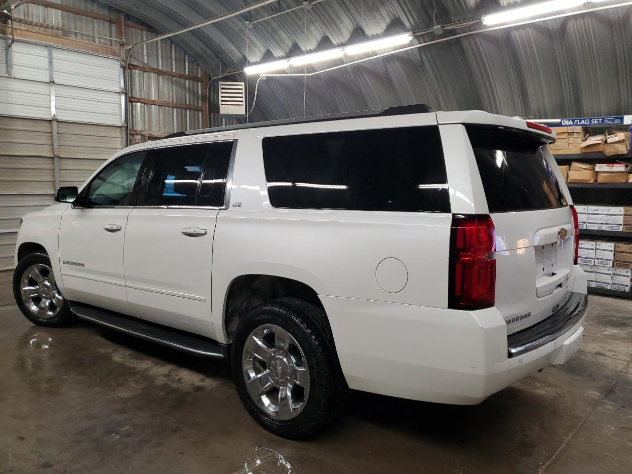 VIN 1GNSKJKC2GR229759 2016 CHEVROLET SUBURBAN no.2