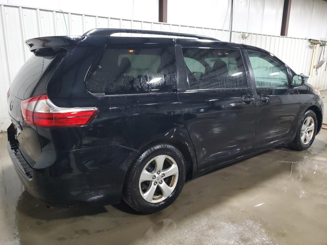 2017 Toyota Sienna - Image 3