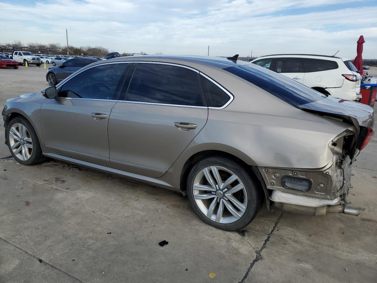 2016 Volkswagen Passat - Image 2