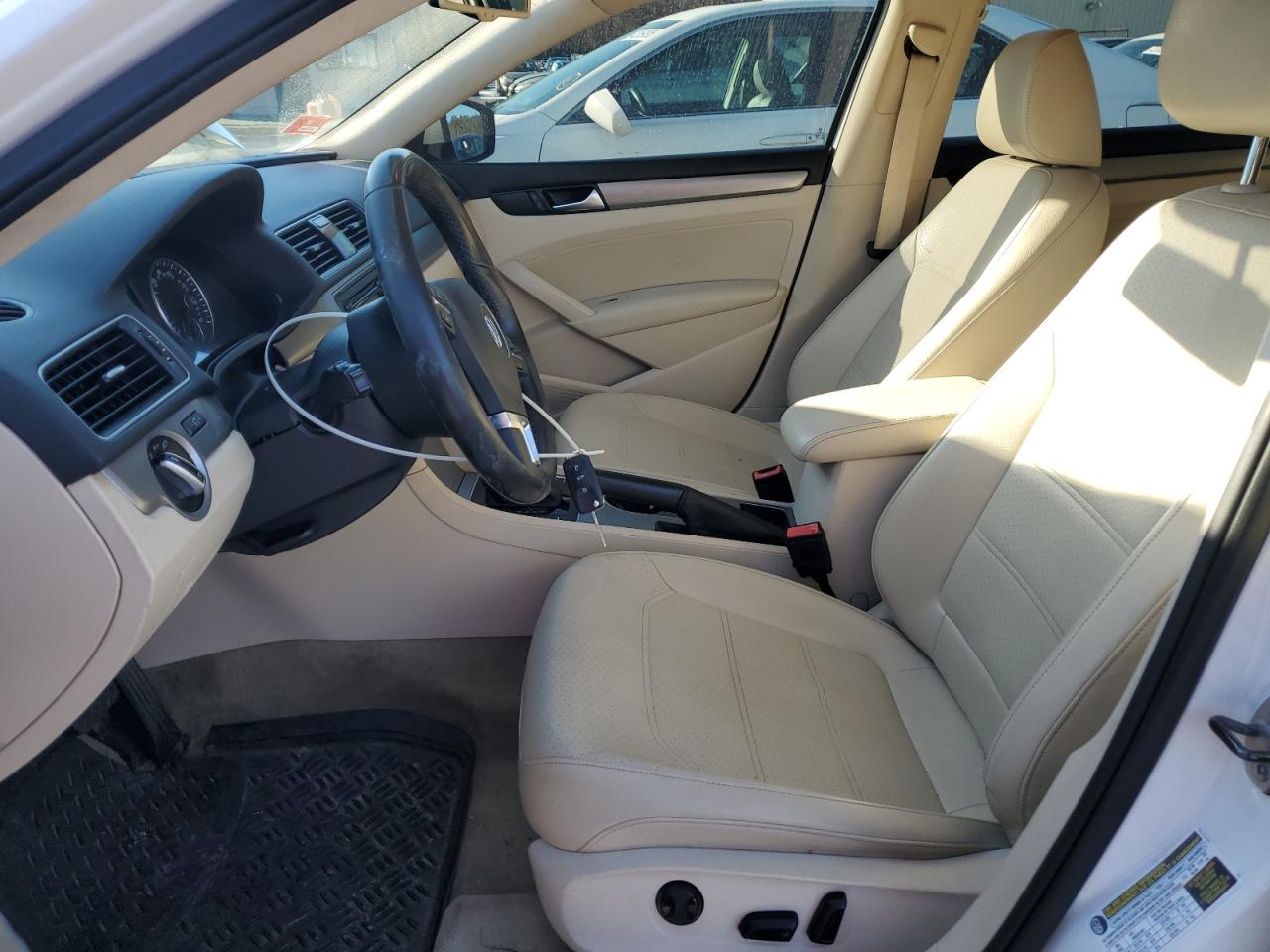 2014 Volkswagen Passat - Image 7