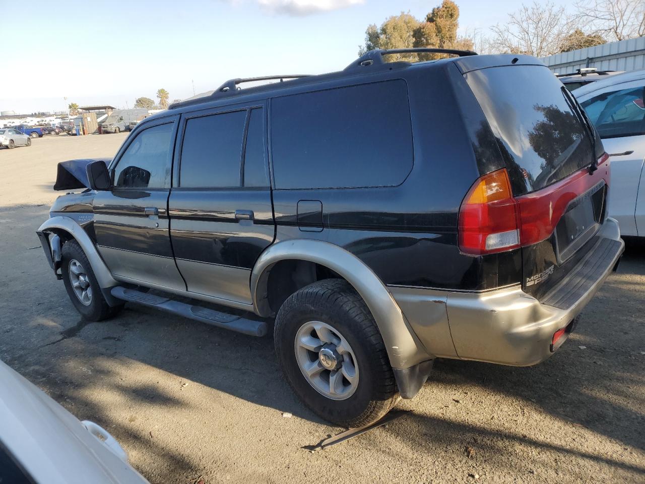 1999 Mitsubishi Montero - Image 2