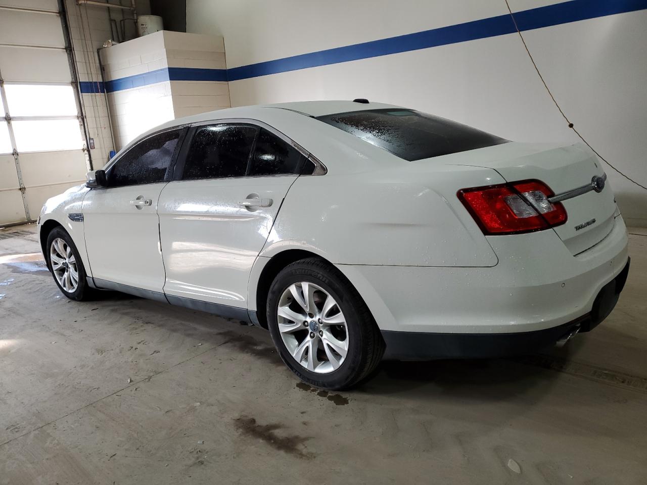 2010 Ford Taurus - Image 2