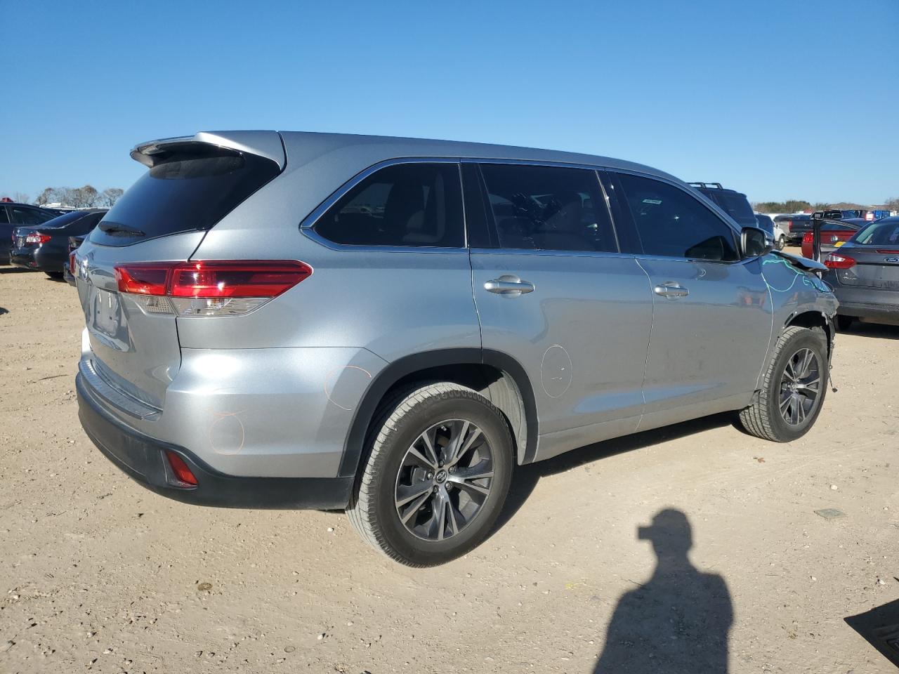 2017 Toyota Highlander - Image 3