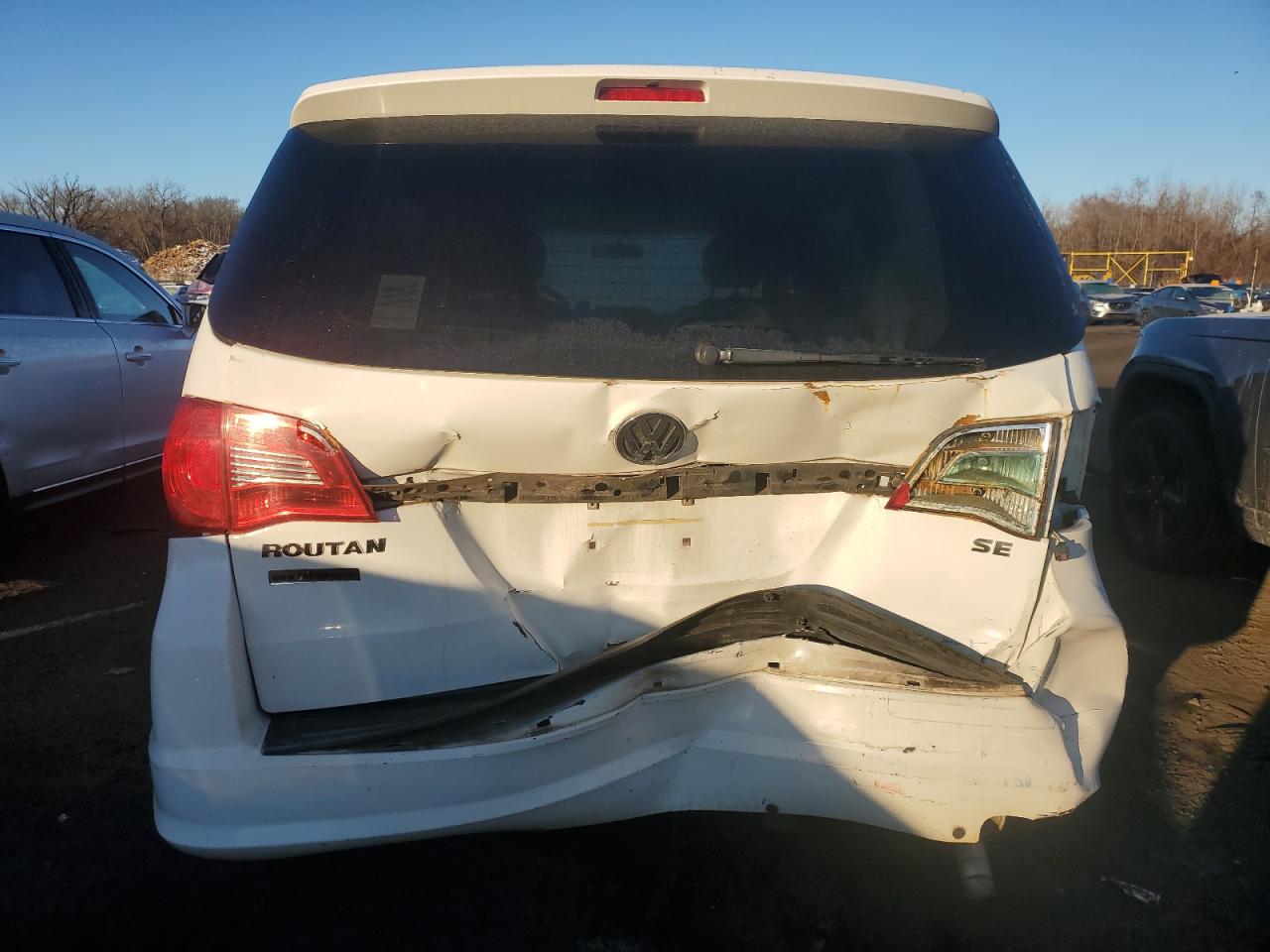 2009 Volkswagen Routan - Image 6