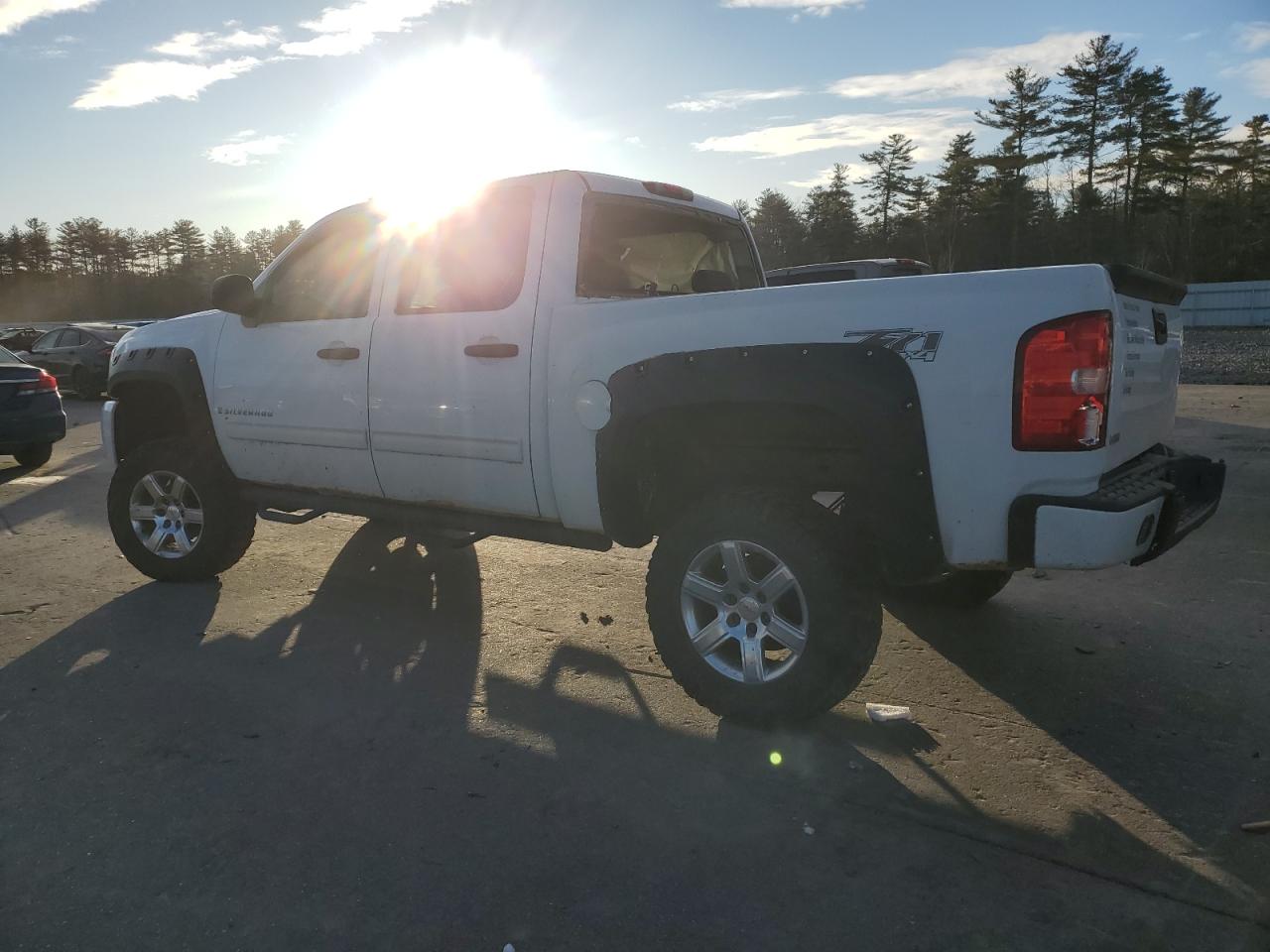 2009 Chevrolet Silverado - Image 2