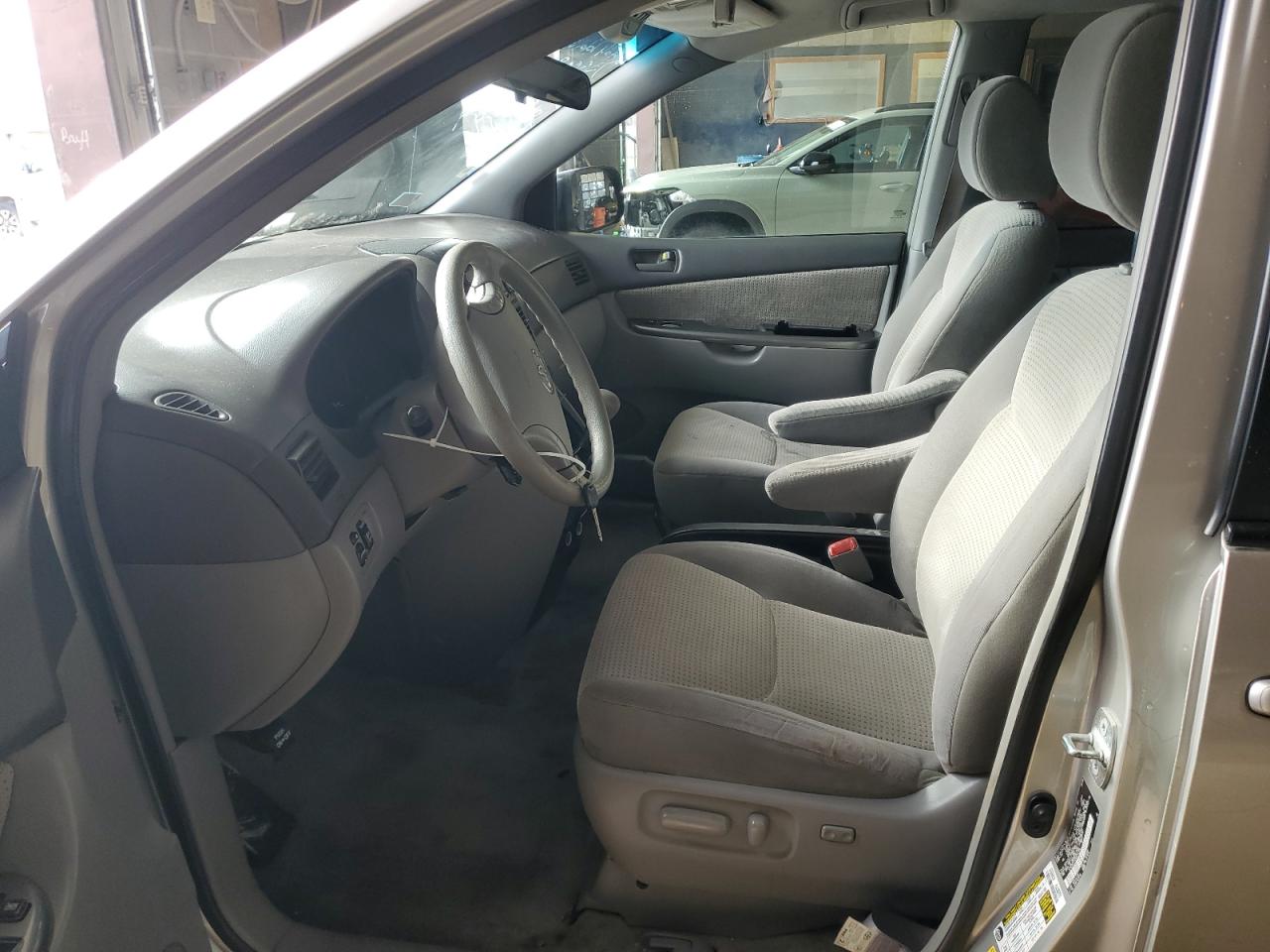 2009 Toyota Sienna - Image 7