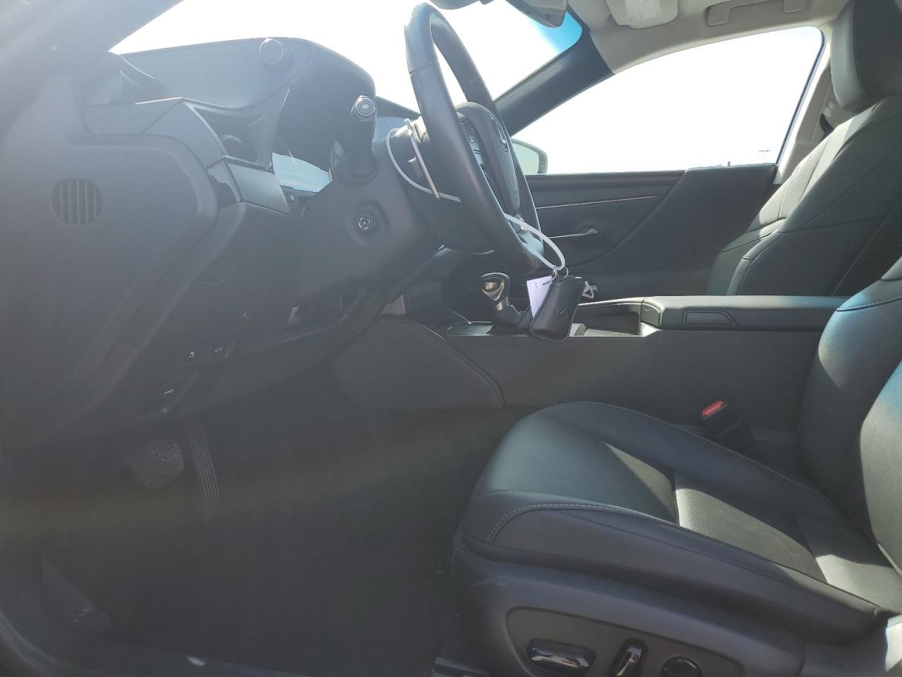 2023 Lexus ES - Image 7