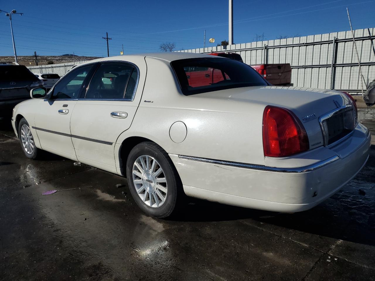 2003 Lincoln Town Car - Image 2