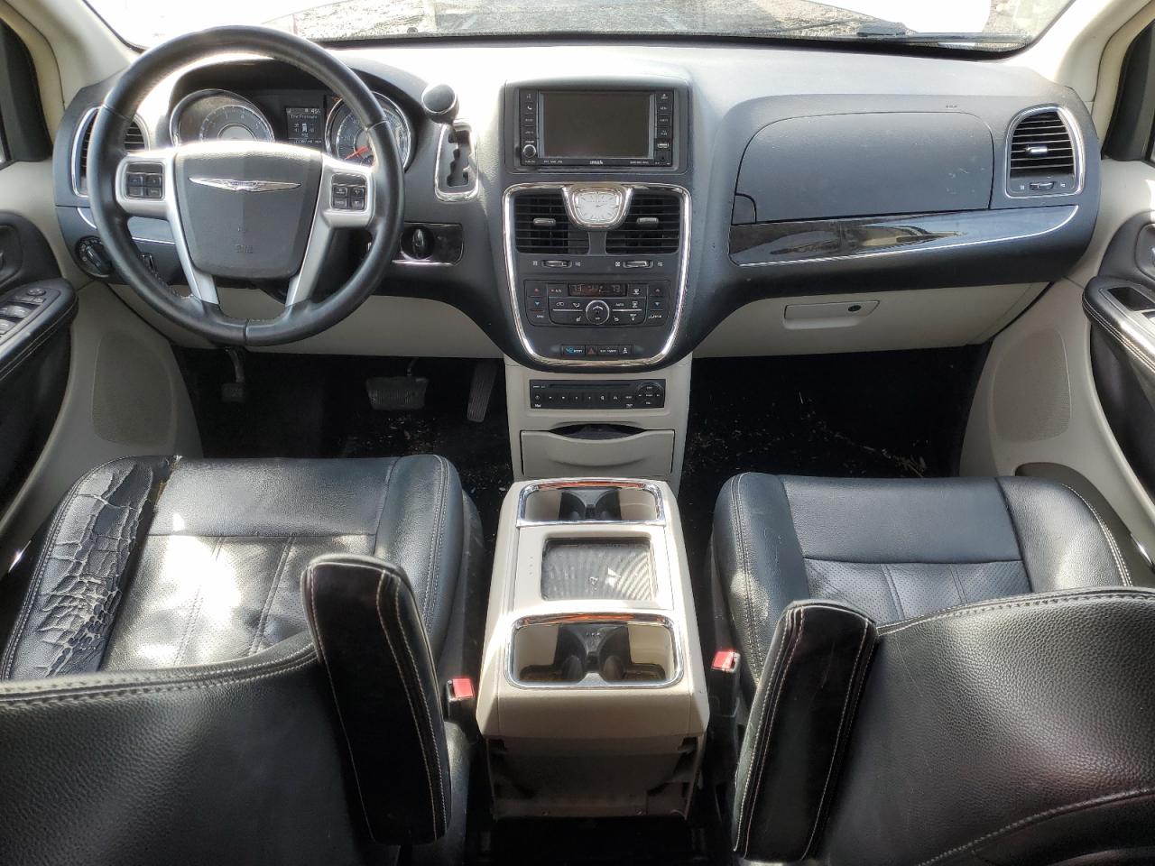 2011 Chrysler Town & Country - Image 8