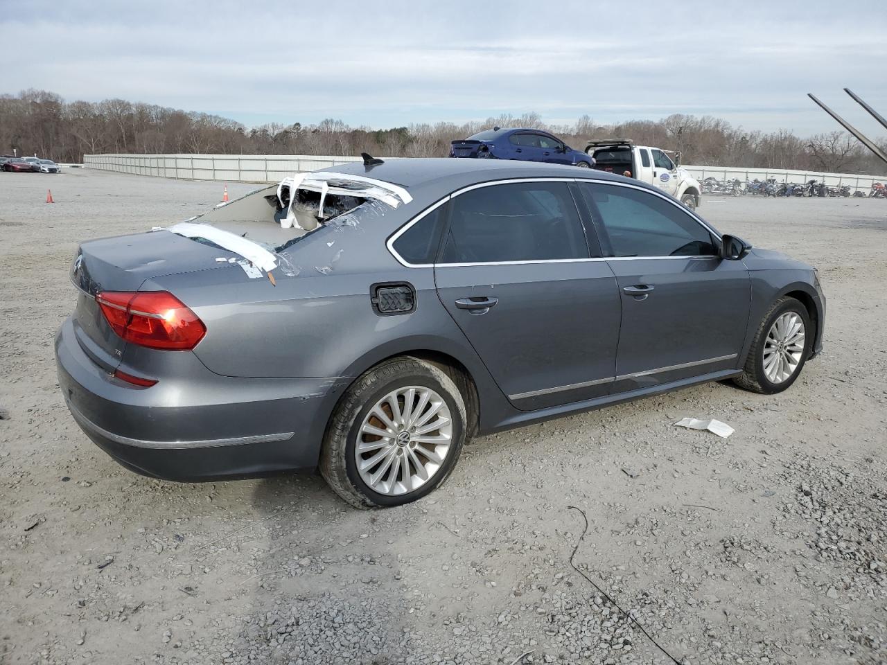 2016 Volkswagen Passat - Image 3