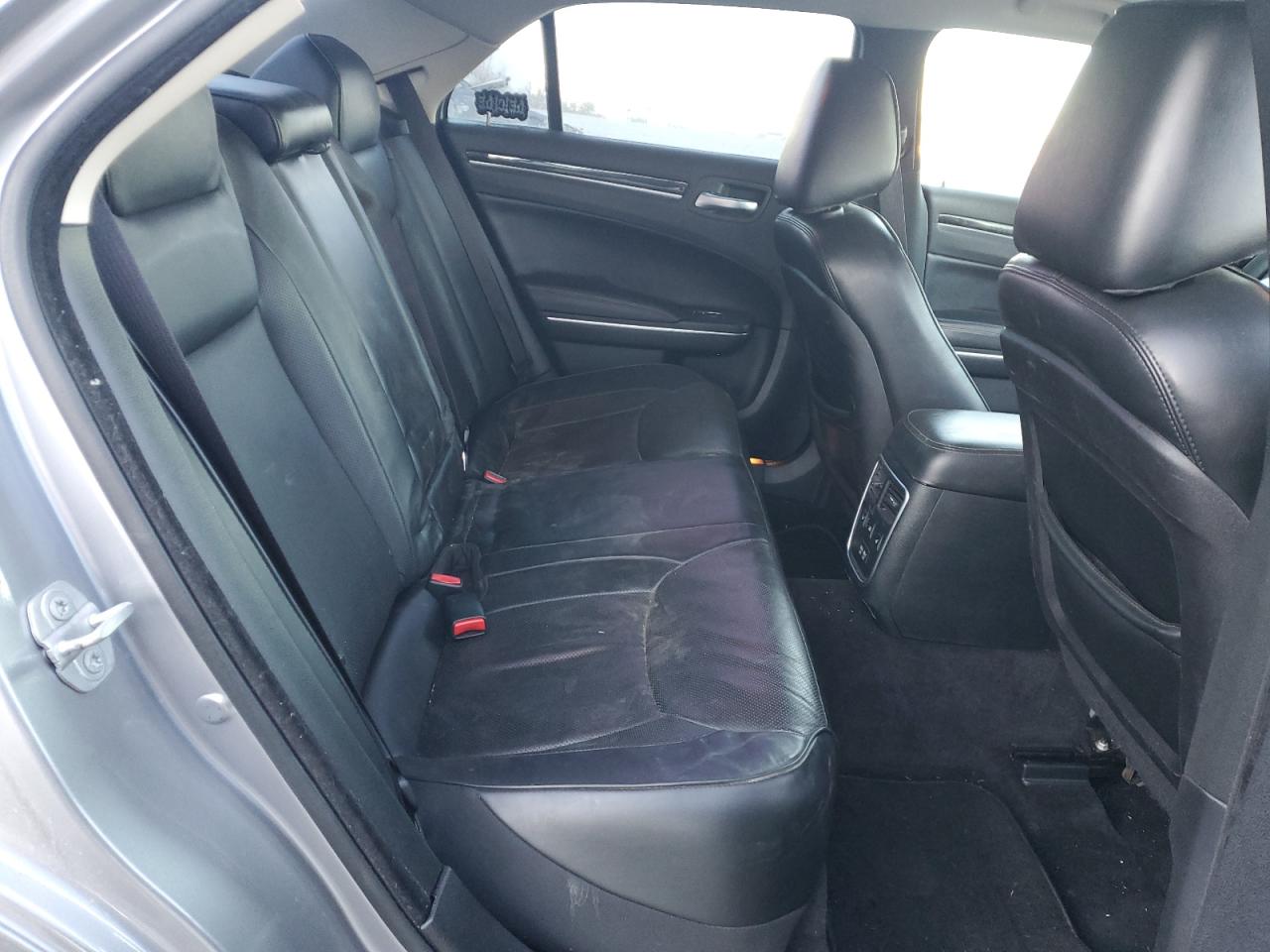 2016 Chrysler 300 - Image 10