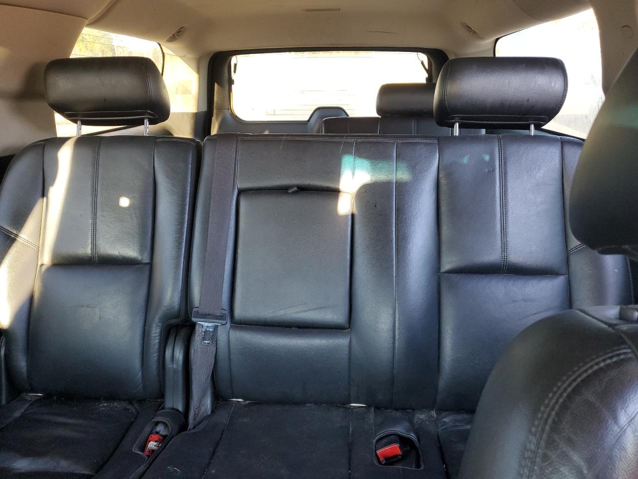 2010 Chevrolet Suburban - Image 10