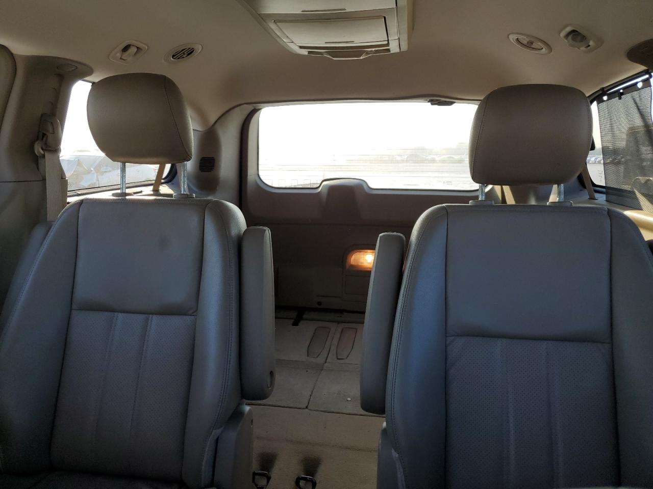 2014 Chrysler Town & Country - Image 10
