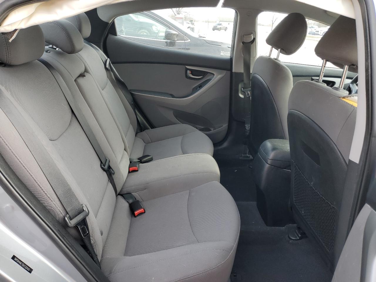 2016 Hyundai Elantra - Image 11
