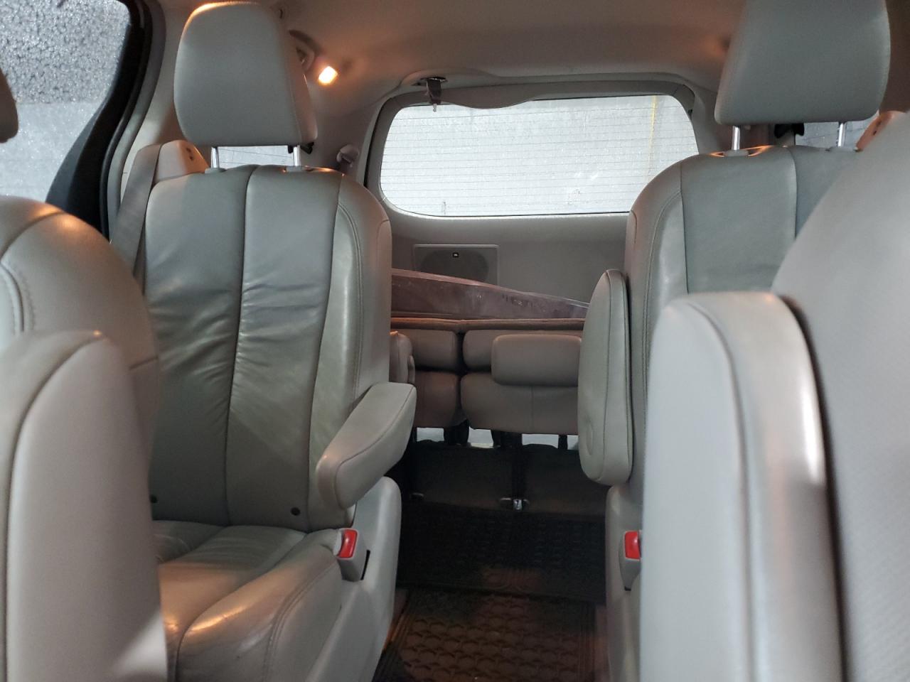 2011 Toyota Sienna - Image 10