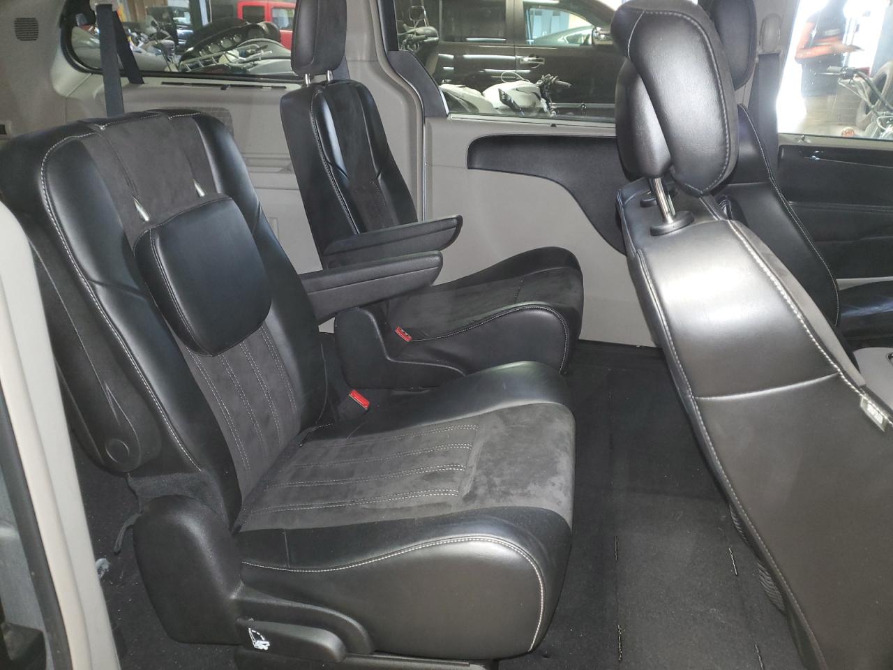 2014 Chrysler Town & Country - Image 11