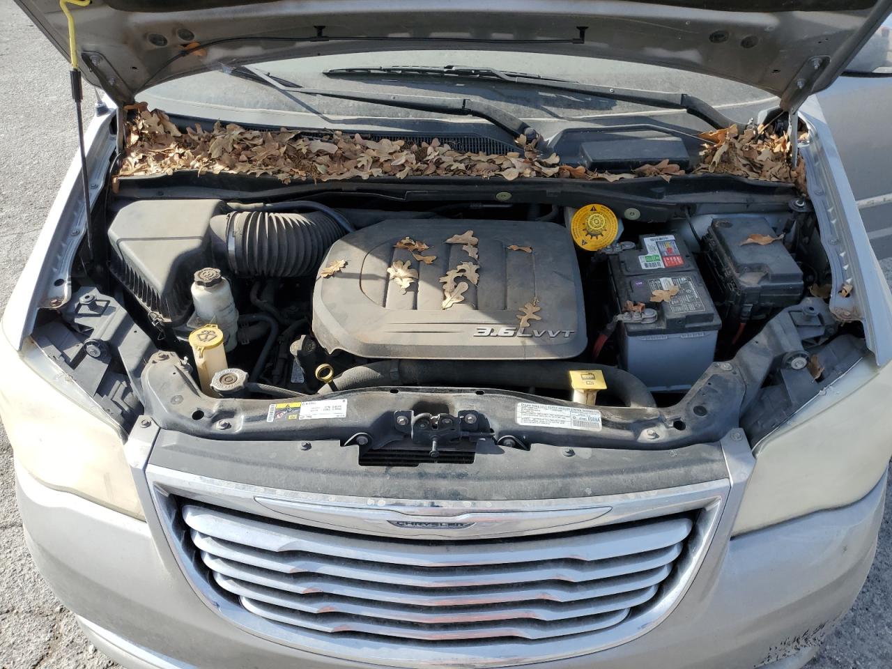 2014 Chrysler Town & Country - Image 13