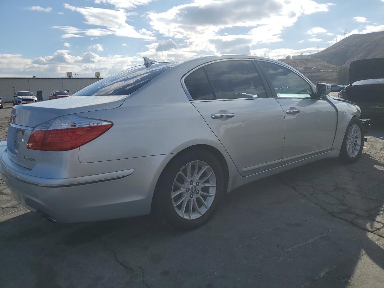 2011 Hyundai Genesis - Image 3