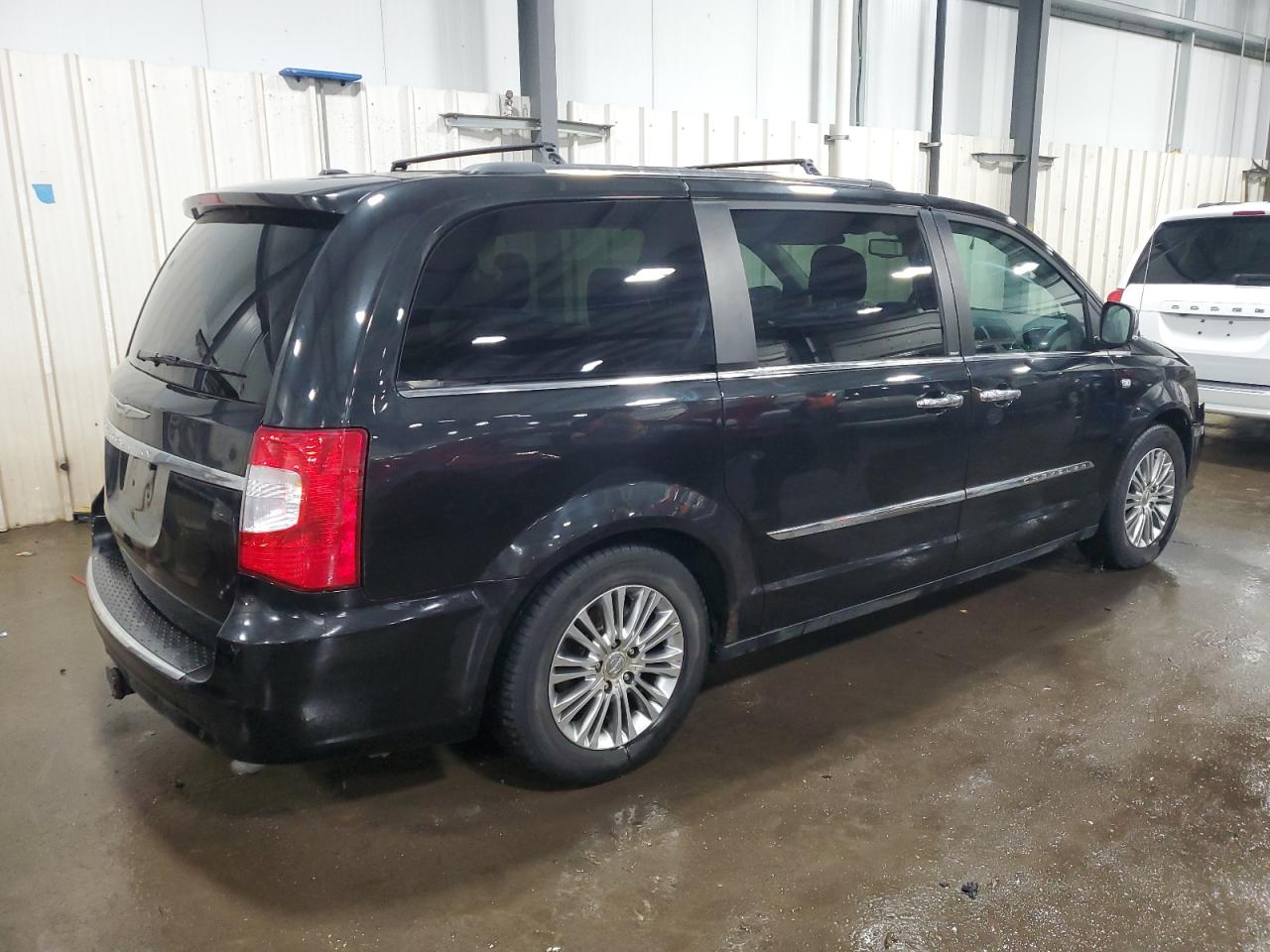 2014 Chrysler Town & Country - Image 3
