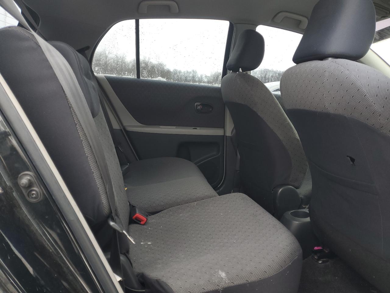 2011 Toyota Yaris - Image 10