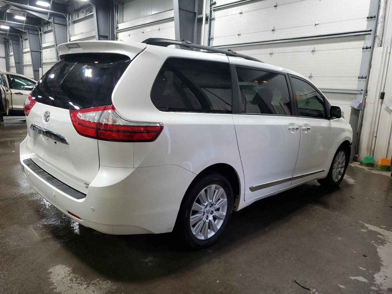 2015 Toyota Sienna - Image 3