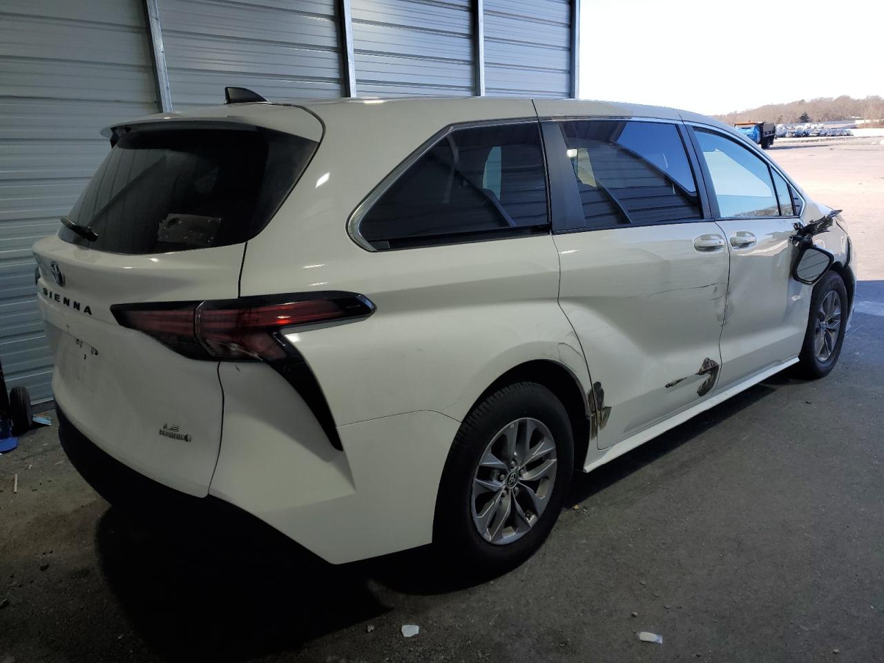 2022 Toyota Sienna - Image 3