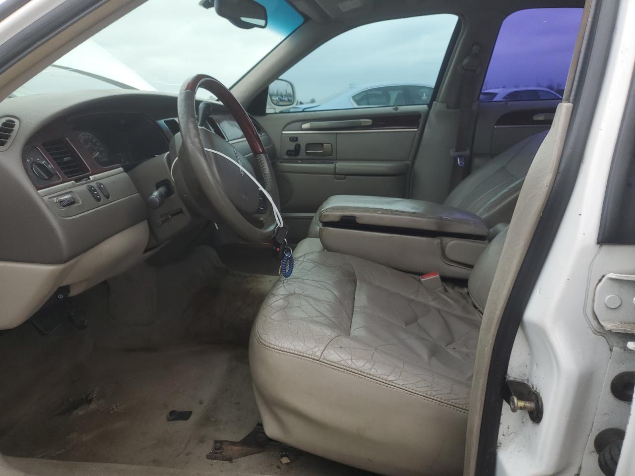 2005 Lincoln Town Car - Image 7