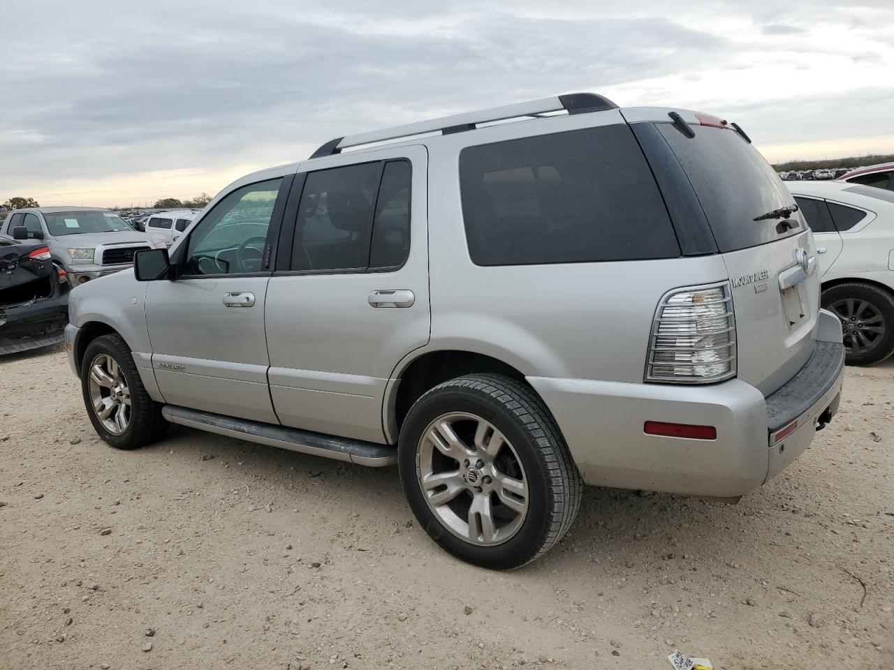 2010 Mercury Mountaineer - Image 2