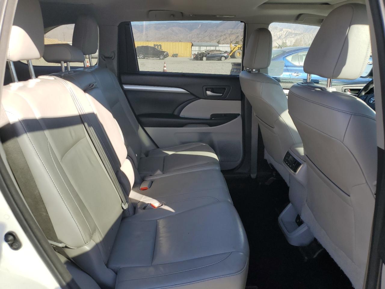 2015 Toyota Highlander - Image 11