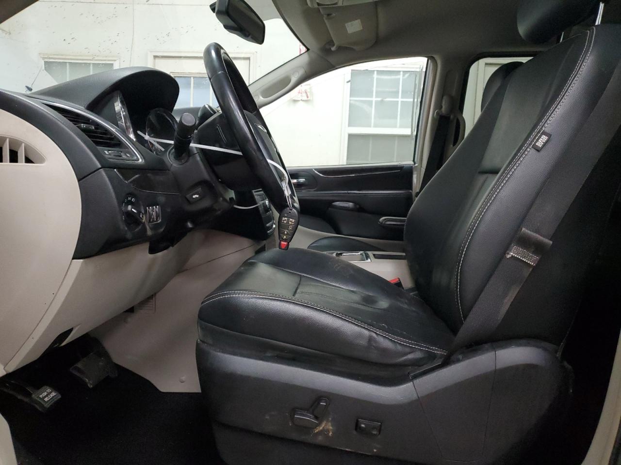 2012 Chrysler Town & Country - Image 7