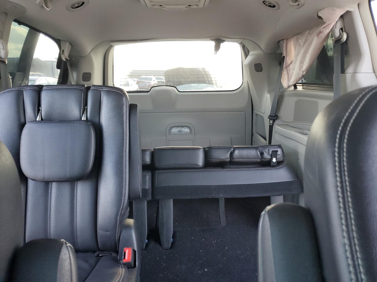 2015 Chrysler Town & Country - Image 10
