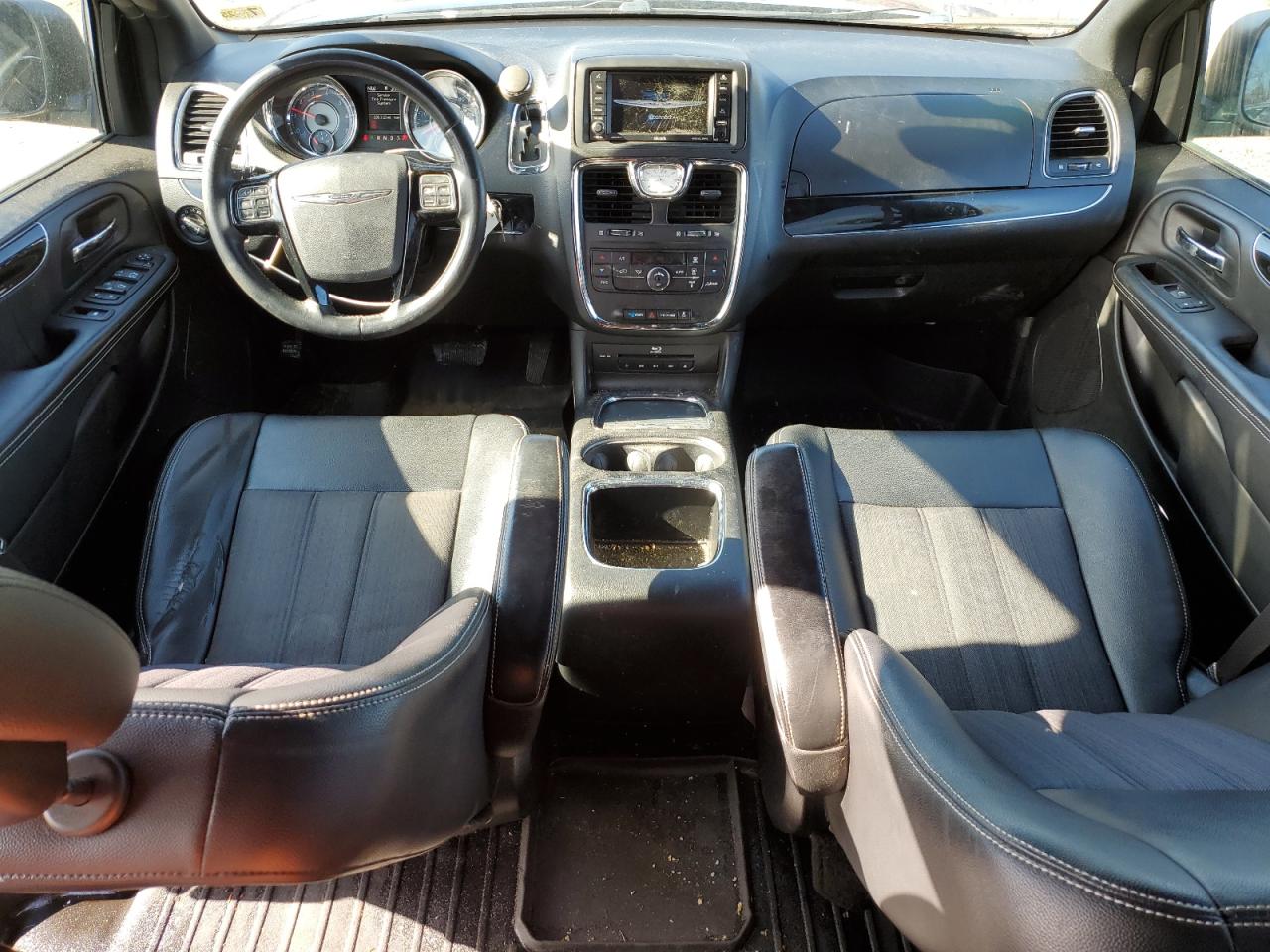 2014 Chrysler Town & Country - Image 8