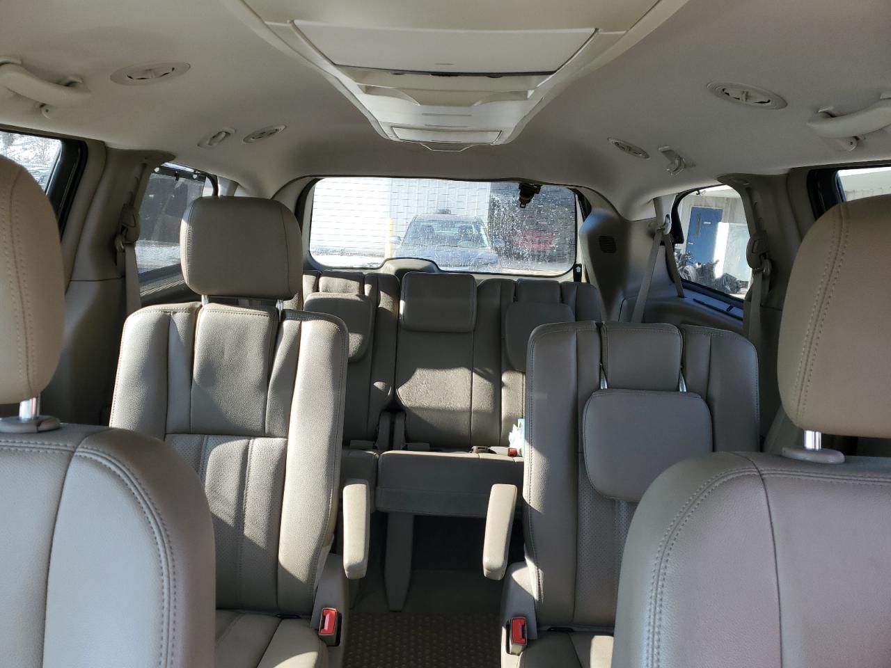 2014 Chrysler Town & Country - Image 10