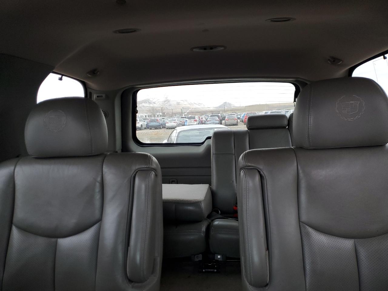 2005 Cadillac Escalade - Image 10