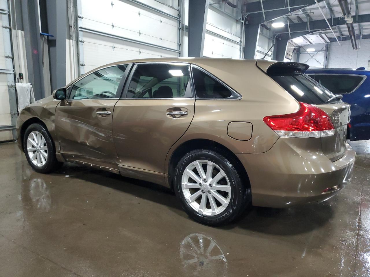 2010 Toyota Venza - Image 2