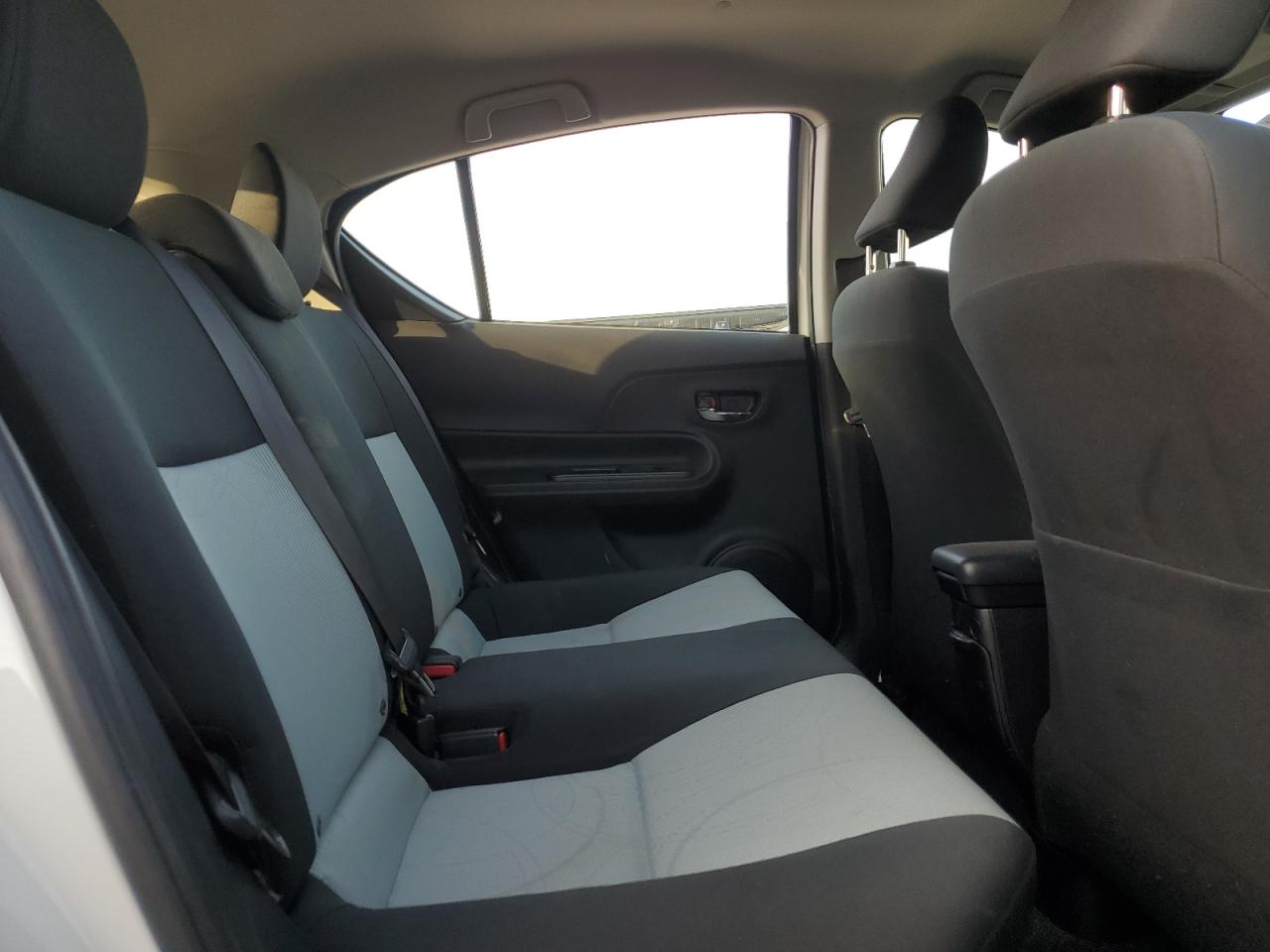 2015 Toyota Prius - Image 11