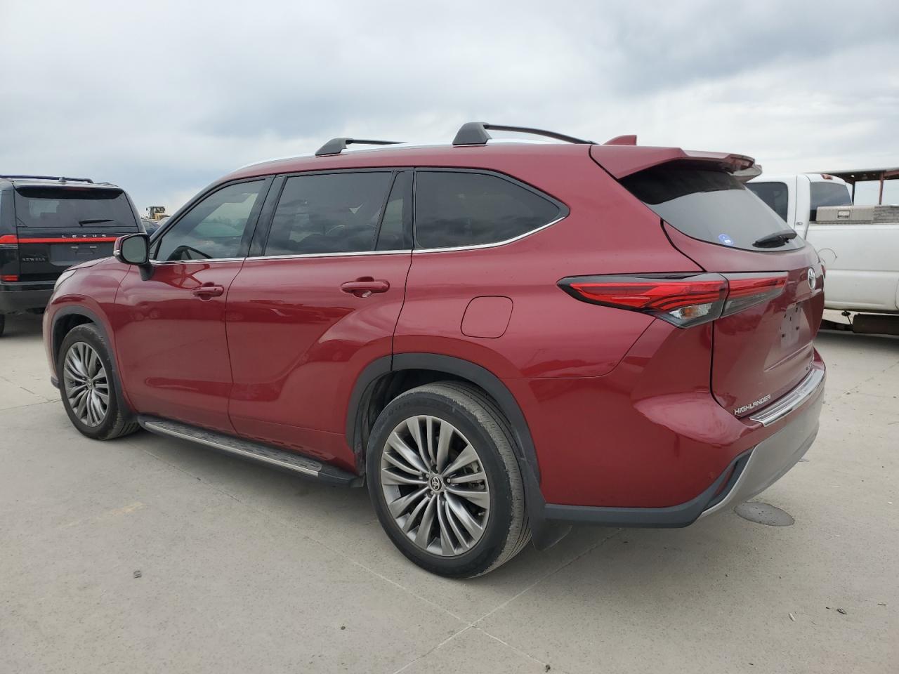 2022 Toyota Highlander - Image 2