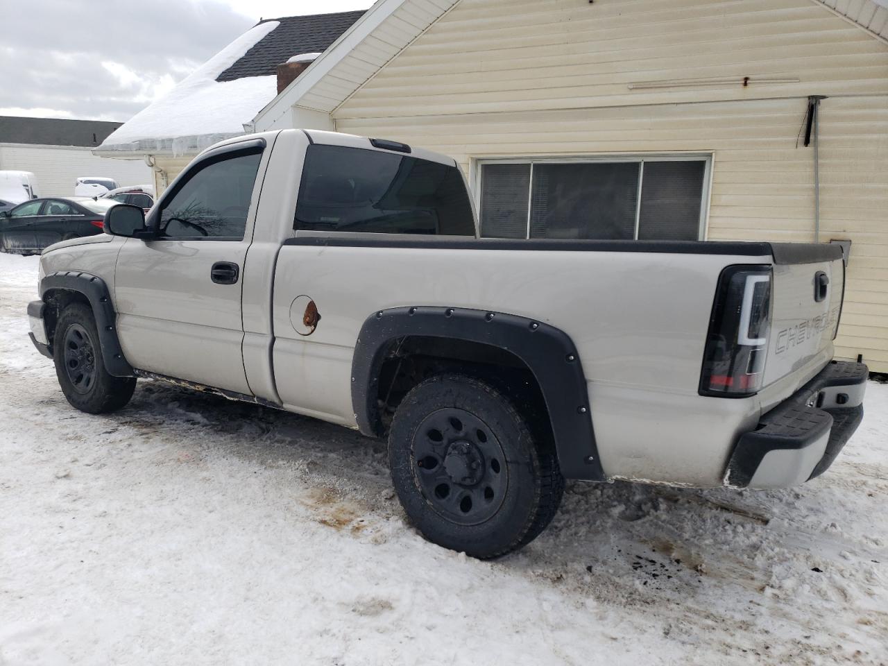 2007 Chevrolet Silverado - Image 2