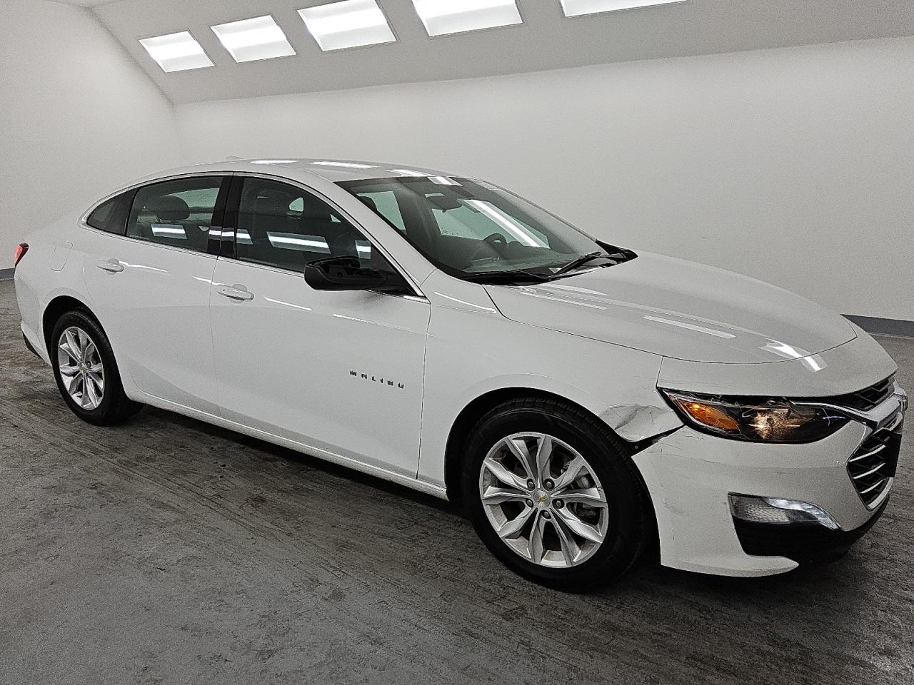 2022 Chevrolet Malibu - Image 4