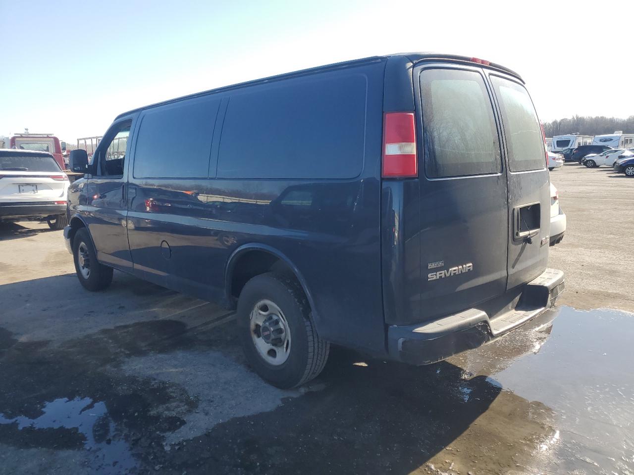 2010 GMC Savana - Image 2