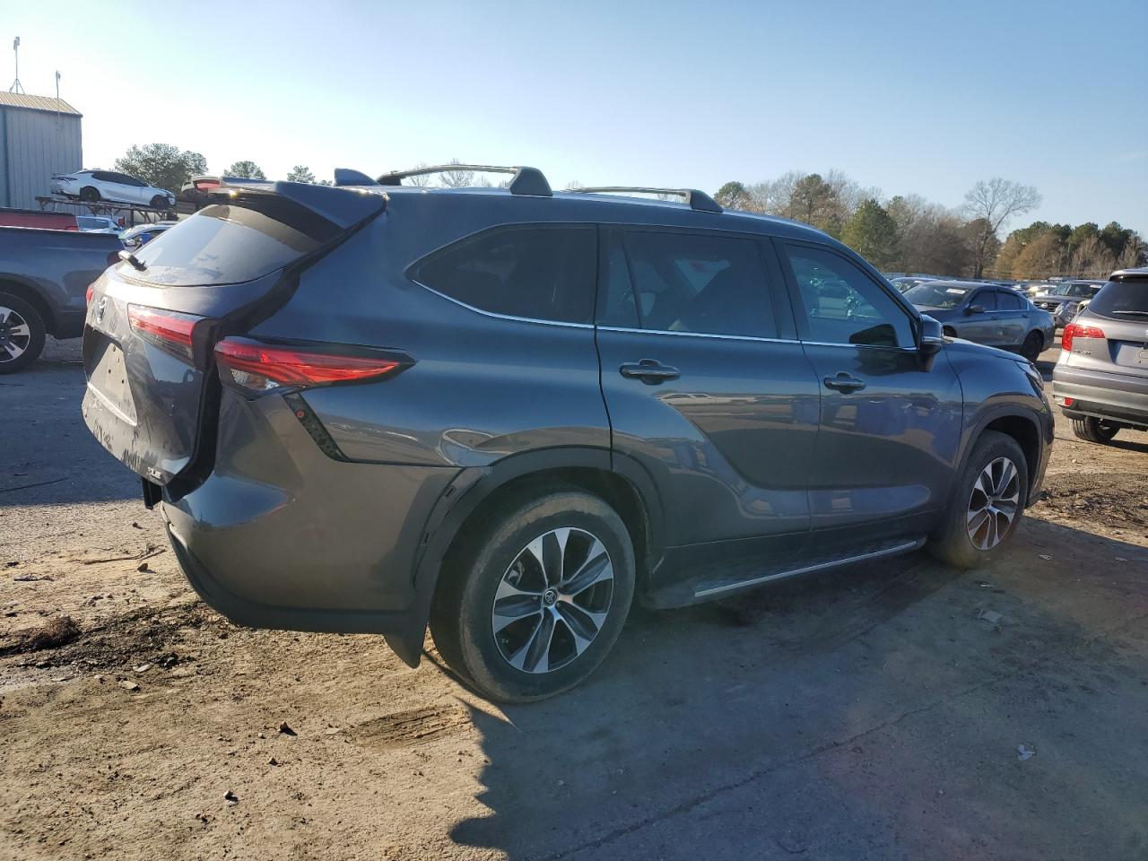 2022 Toyota Highlander - Image 3