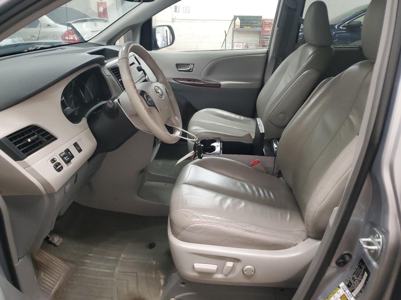 2014 Toyota Sienna - Image 7