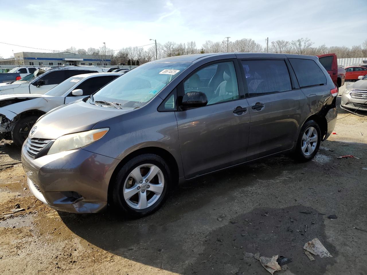 2012 Toyota Sienna იყიდება Louisville-ში, KY - Rear End