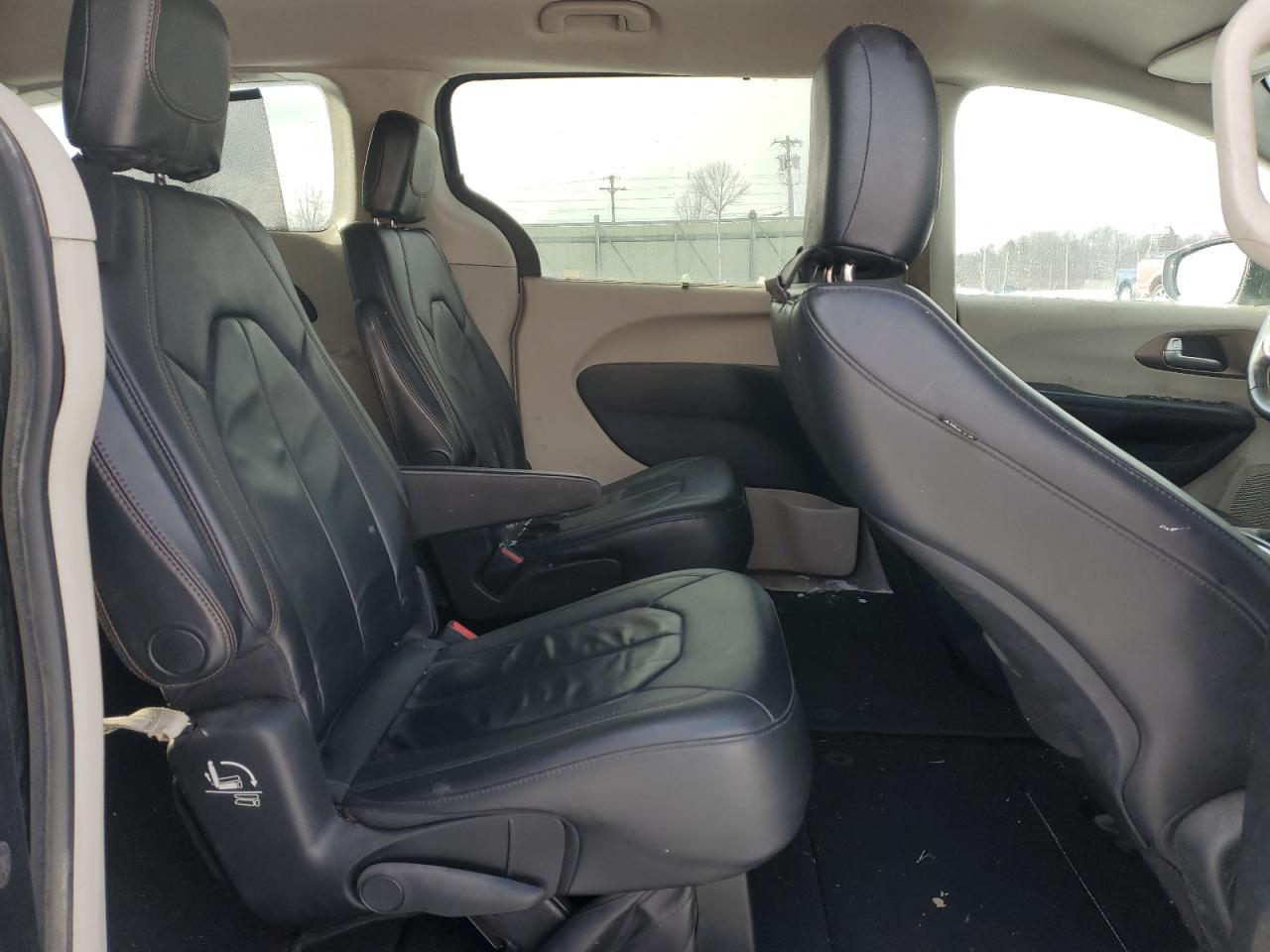 2017 Chrysler Pacifica - Image 11