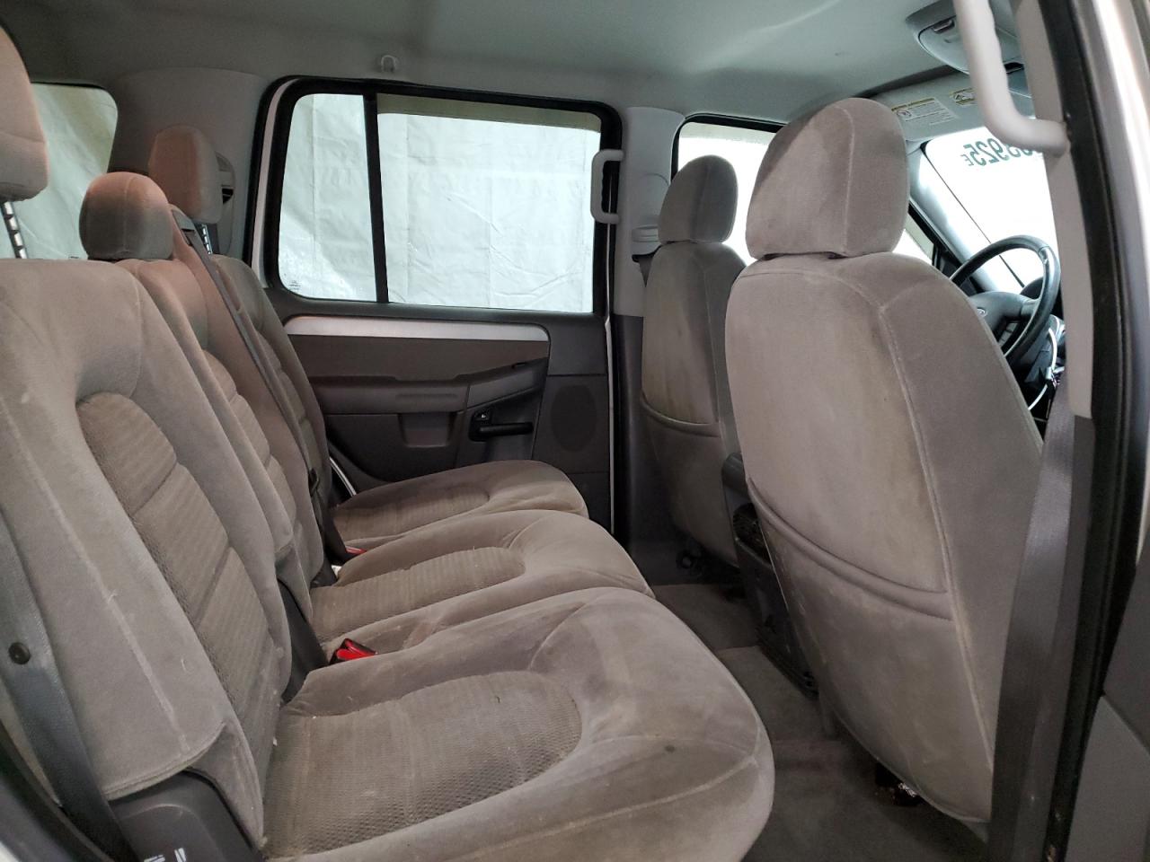 2004 Ford Explorer - Image 11