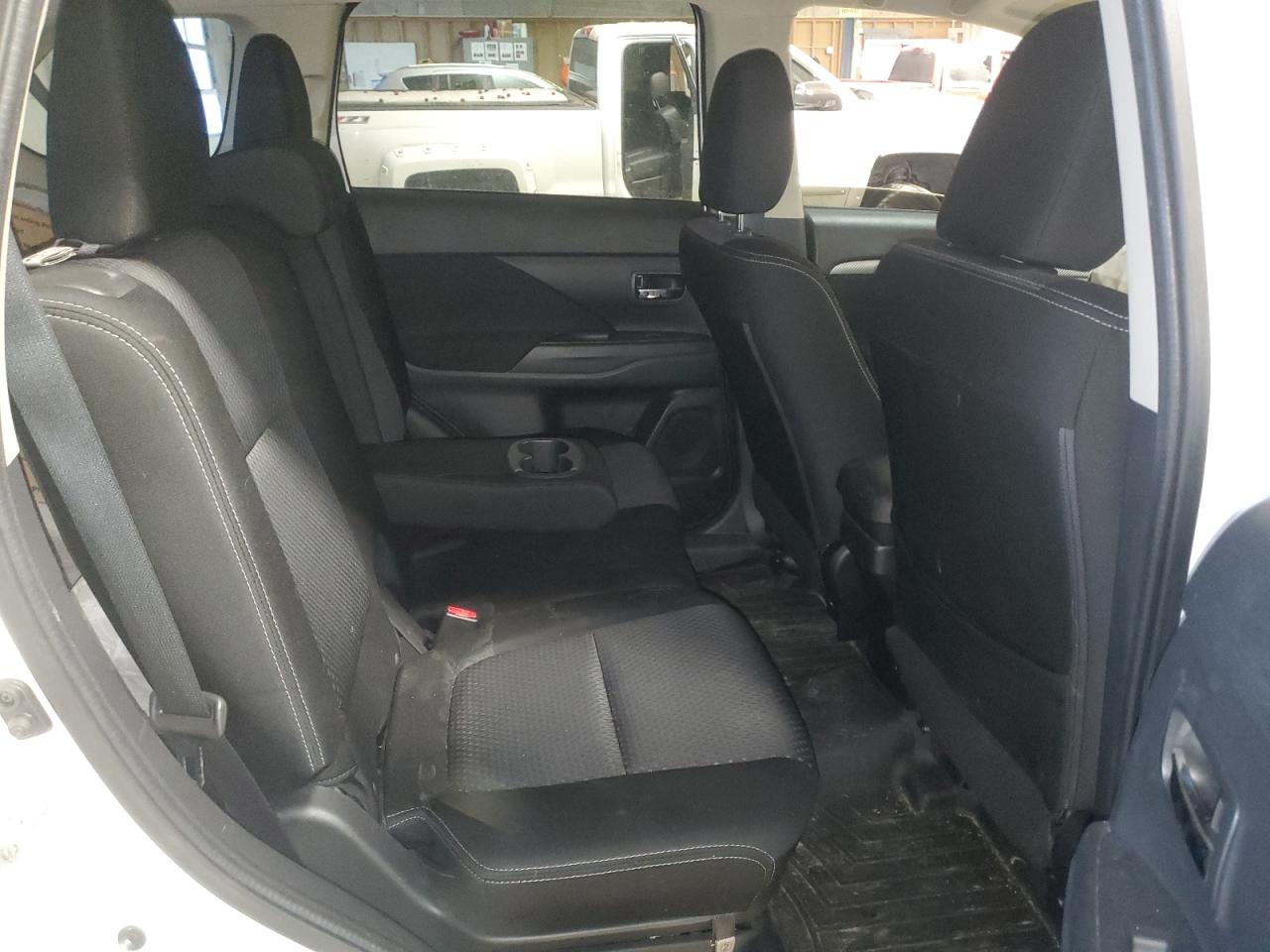 2017 Mitsubishi Outlander - Image 12