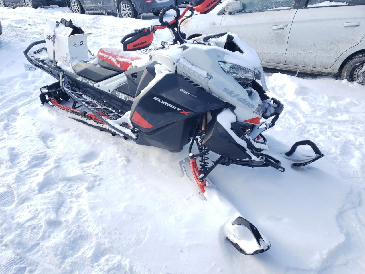 2021 Skidoo Summit X 8 for Sale in Montreal-est, QC - Front End